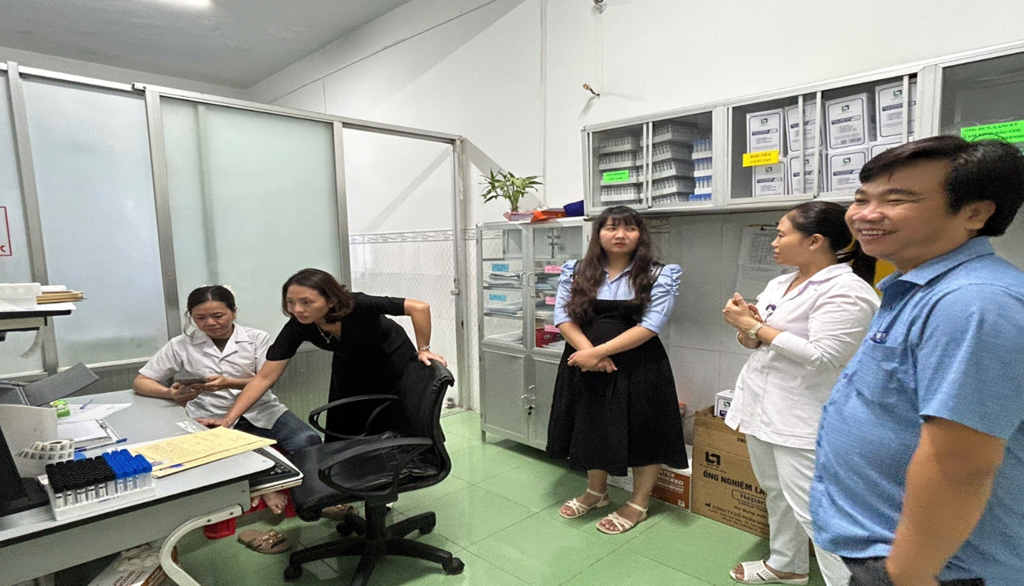 Trung tâm Y tế Tịnh Biên tiếp đoàn Bệnh viện Tim Mạch An Giang, TTYT Rạch Giá, TTYT Giang Thành, TTYT Tân Hiệp đến tham quan, chia sẻ kinh nghiệm mô hình triển khai hồ sơ bệnh án điện tử